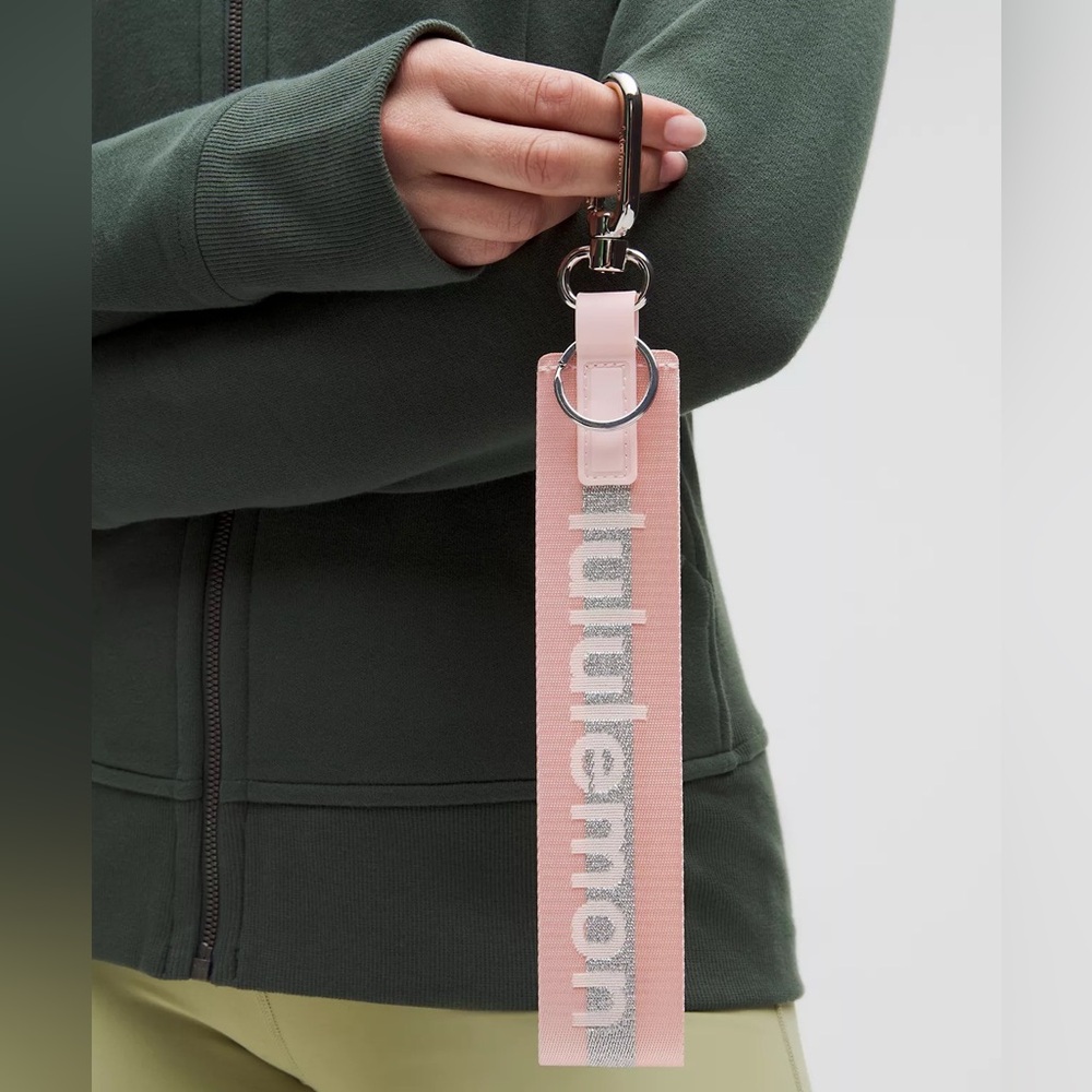 🚫sold 🚫NWT SOLD OUT LULULEMON NEVER LOST KEYCHAIN PINK MIST/SILVER - Picture 1 of 7